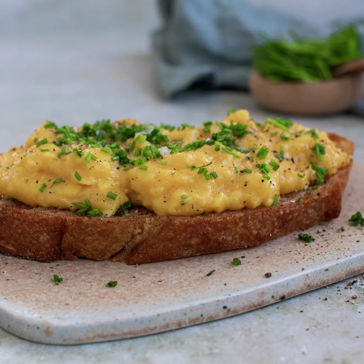 Kremă de ouă cu smântână și pătrunjel