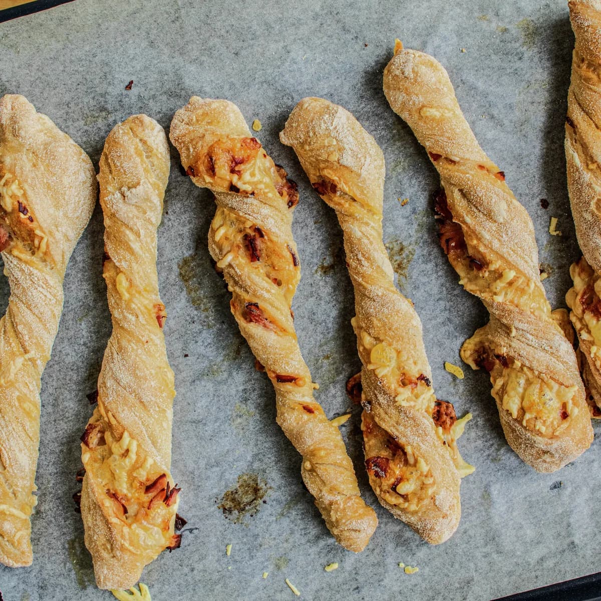 Twist din aluat fără gluten cu brânză și șuncă