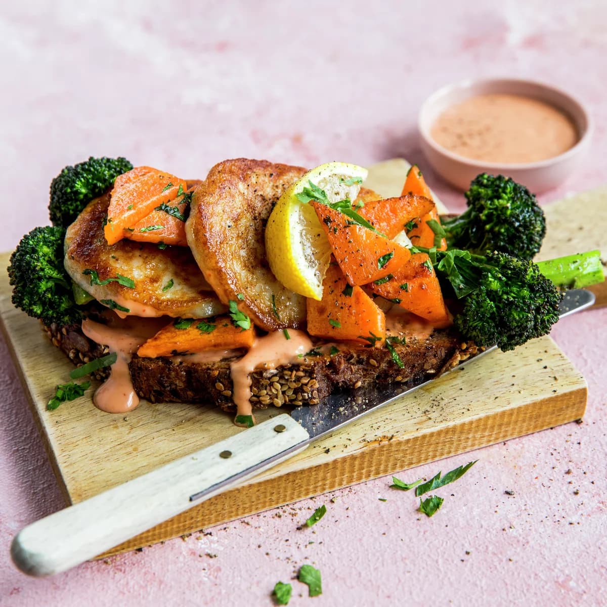 Middagsskive cu felii de pește și legume la grătar