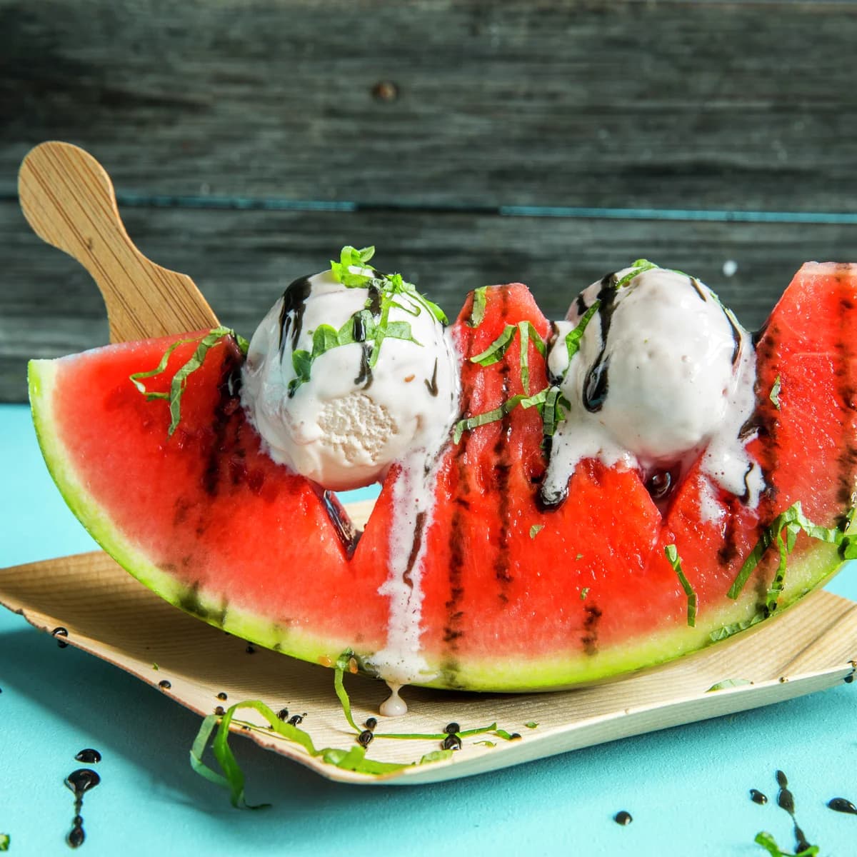 Melon cu sos de ciocolată și înghețată de vanilie