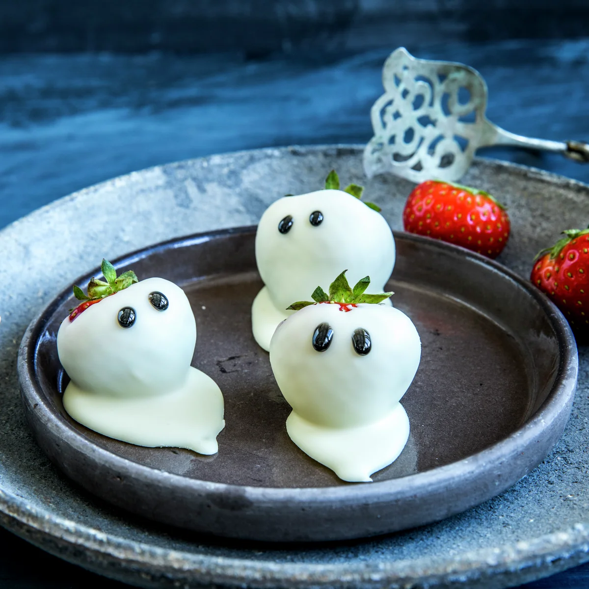 Jordbær în costum de spönală