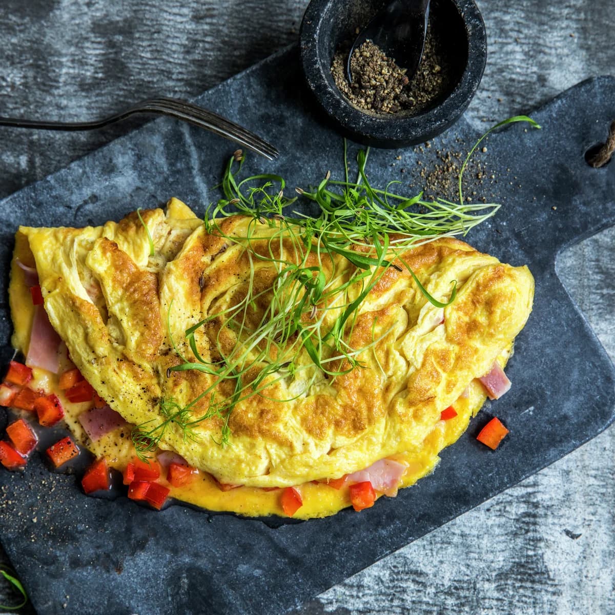 Omelet cu șuncă și ardei gras