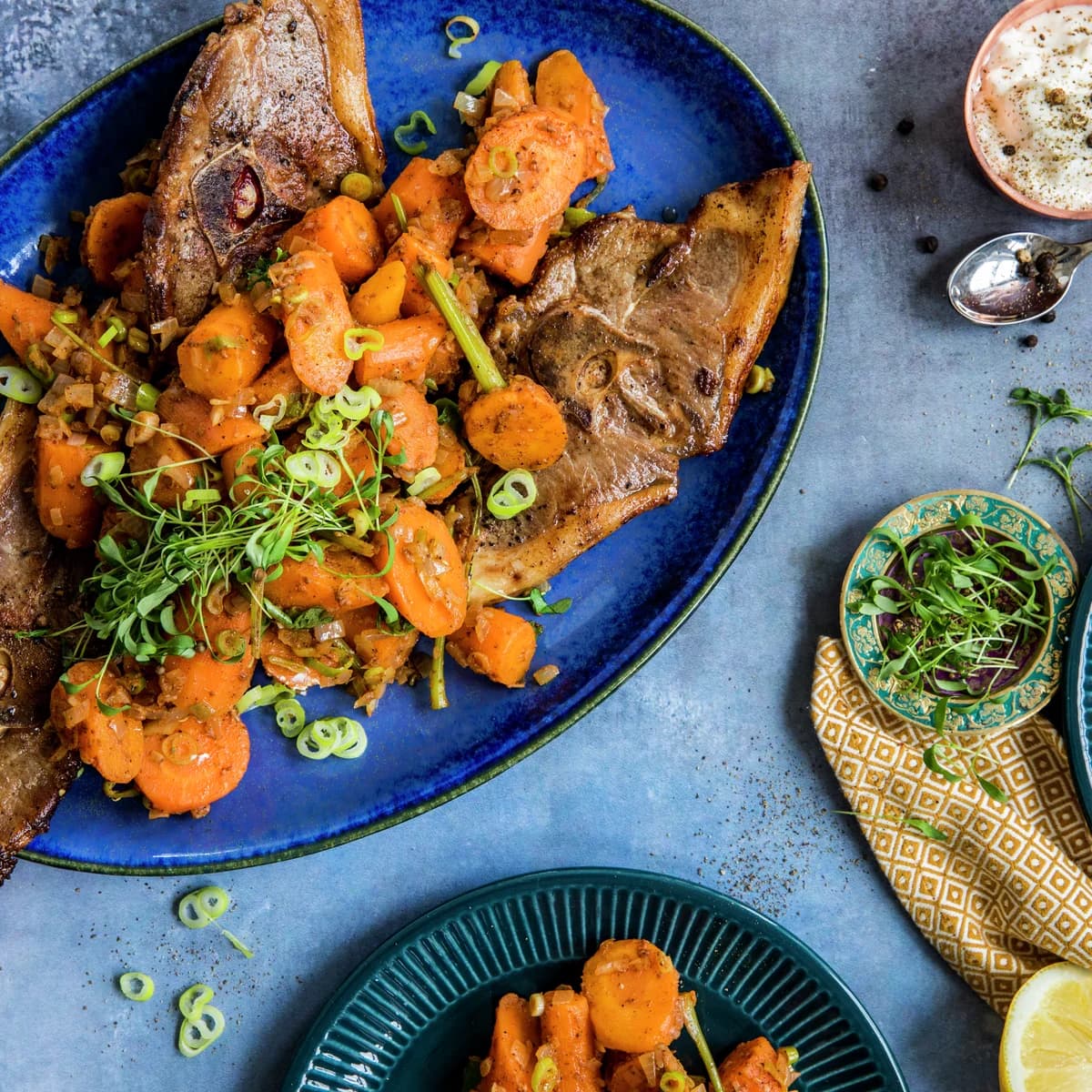 Lammekoteletter cu salată de morcovi condimentată