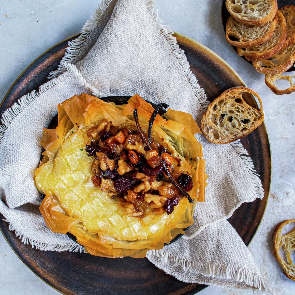 Brie coapt cu foi de plăcintă și nuci glazurate cu miere