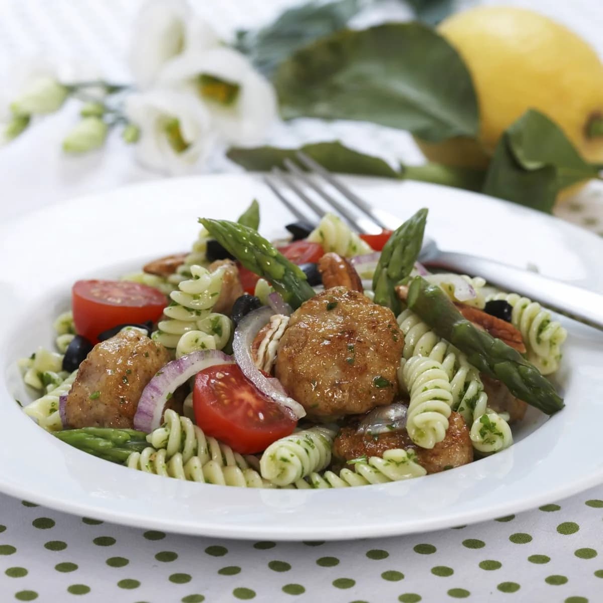 Kyllingboller cu paste și legume colorate