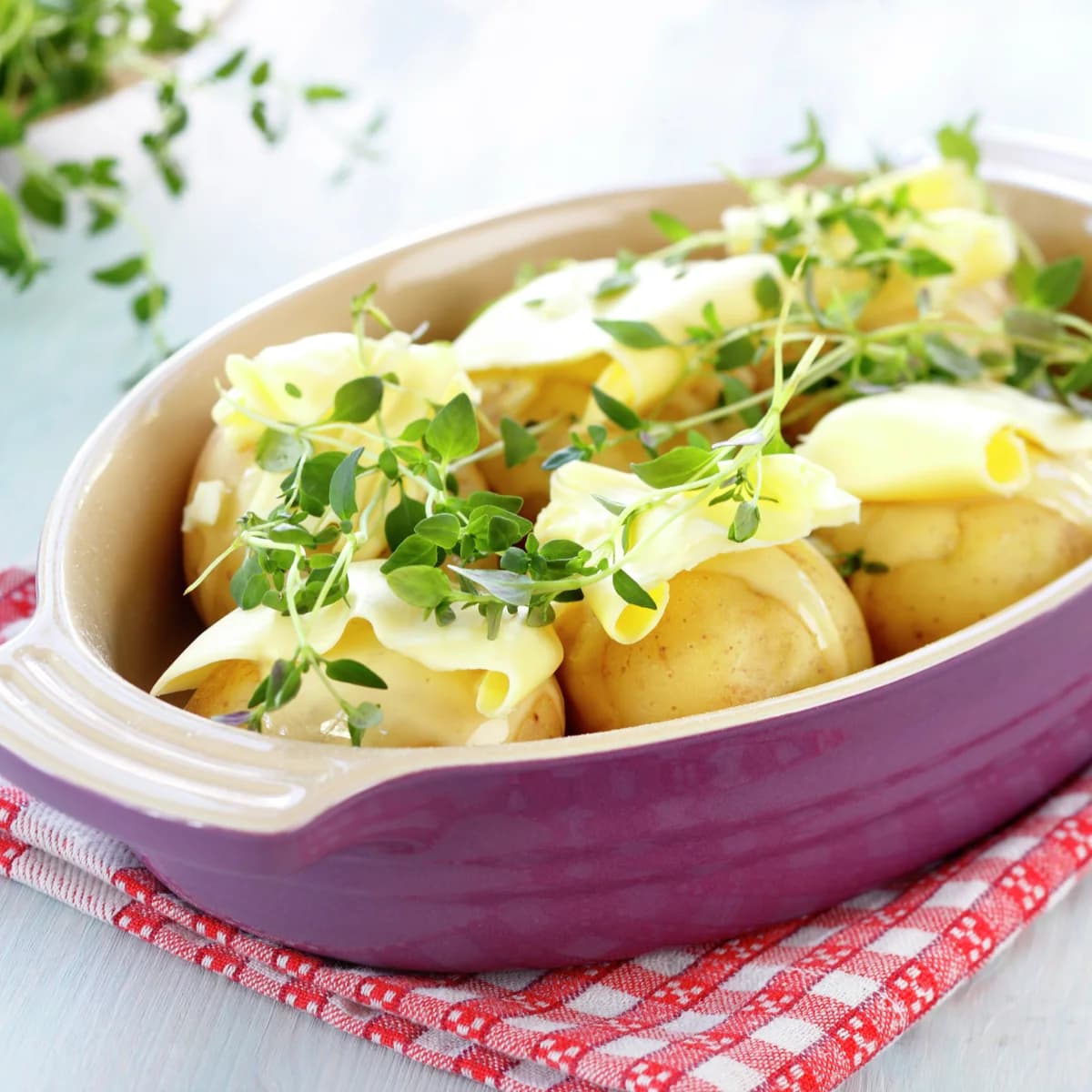 Helstekte potete cu usturoi și timian