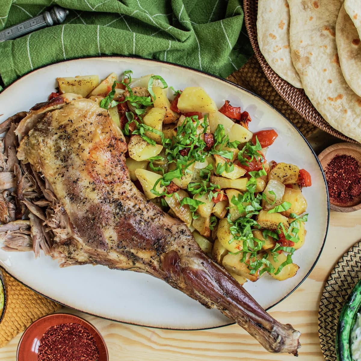 Kjebog cu cartofi, roșii și ceapă la cuptor