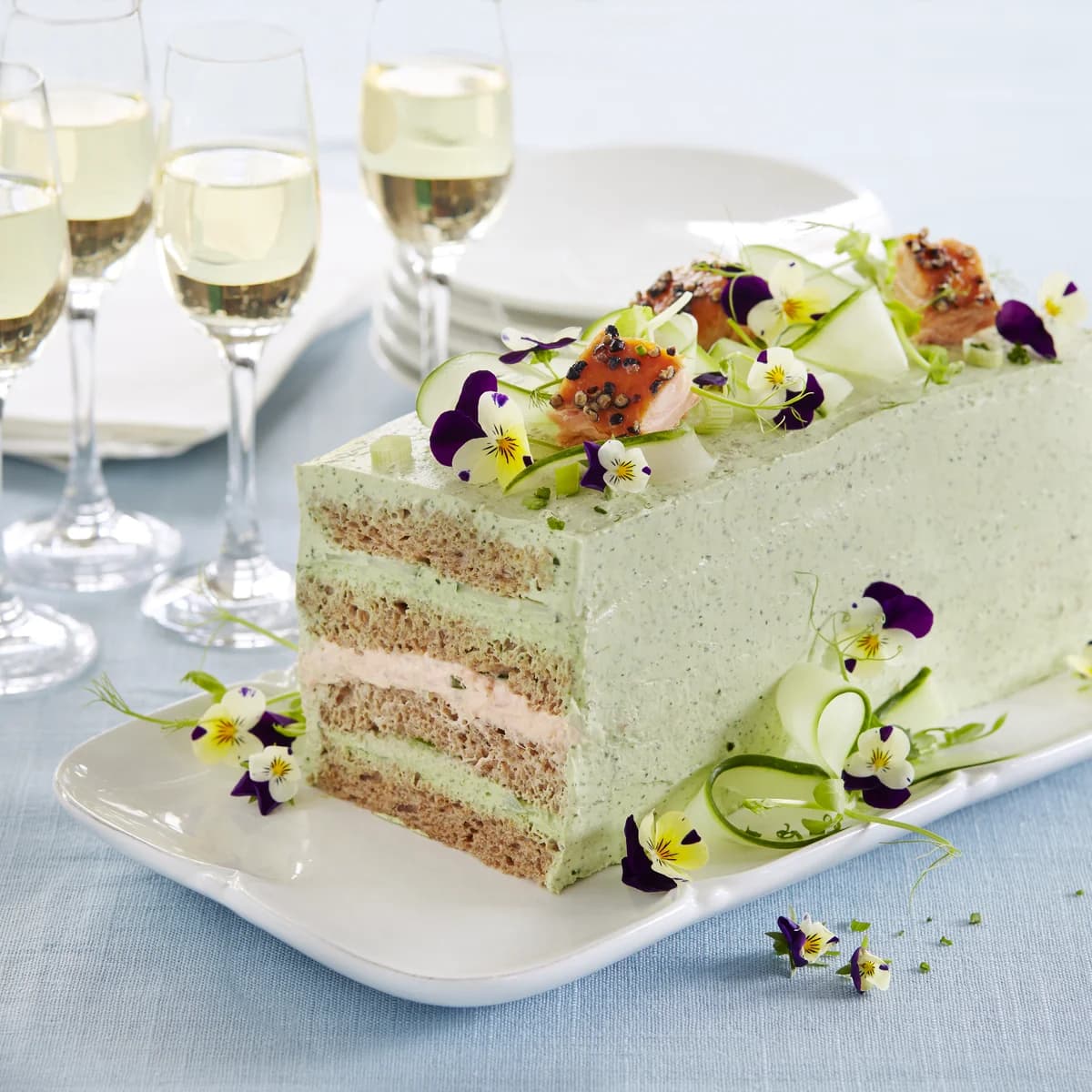 Smørbrødkake cu somon cald și avocado