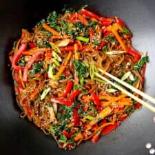 Rețetă Japchae (Noodle Coreene din Sticlă)