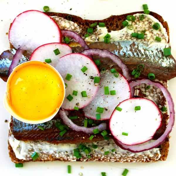 Smørrebrød (Sandvișuri deschise daneze cu hering afumat și ouă)