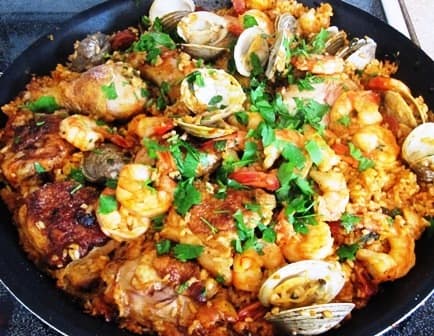 Paella cu fructe de mare și pui