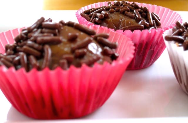 Brigadeiros (Dulciuri de ciocolată braziliene)