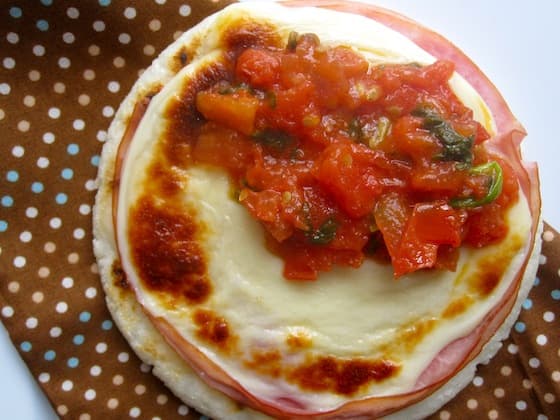 Arepa cu Jamon, Queso și Hogao