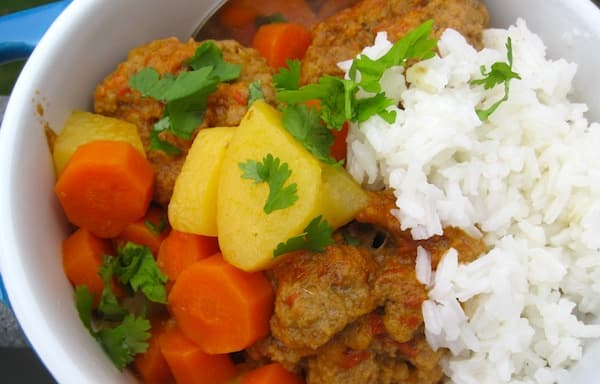 Estofado de Albóndigas (Tocană lentă cu carne și mingi de carne)