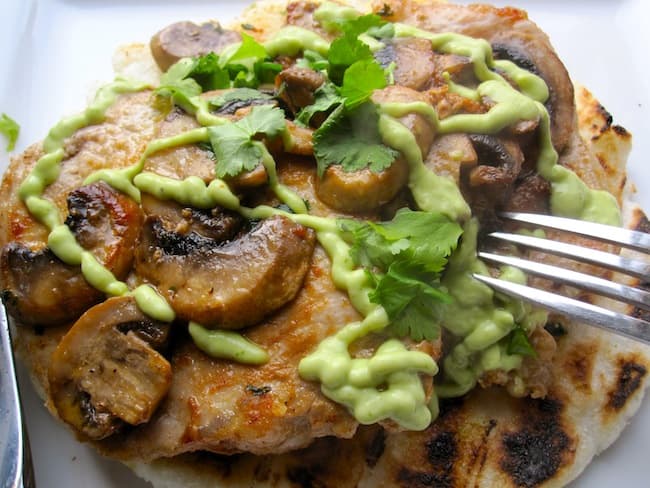 Arepa cu Carne de Porc, Ciuperci și Sos de Avocado