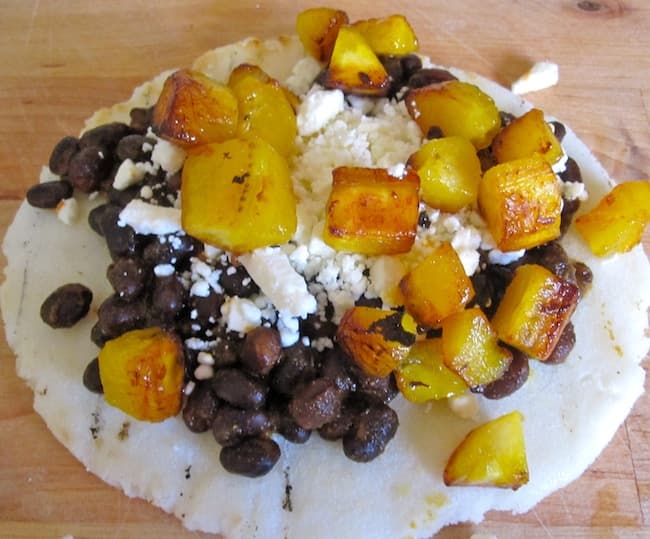 Arepa Dominó cu Plátani și Guacamole