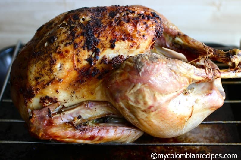 Pavo Asado Navideño (Pui de Crăciun și Umplutură Stil Latin)