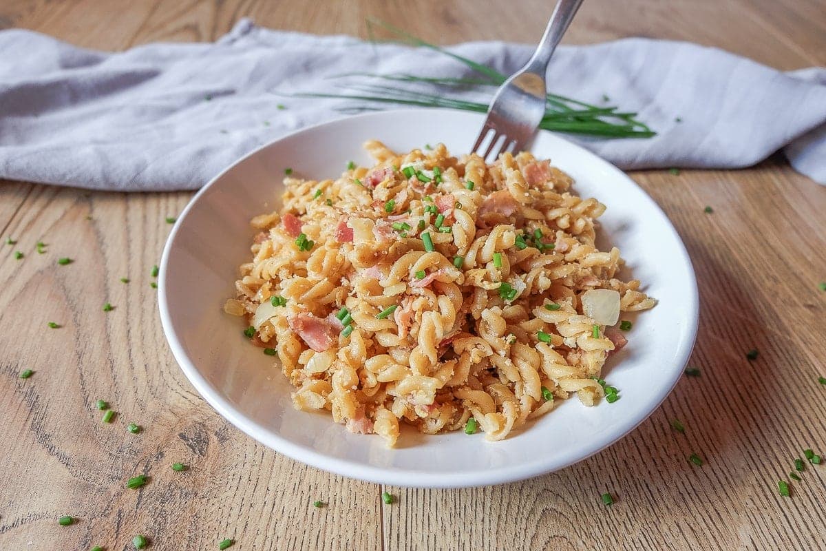 Schinkennudeln (Pasta cu șuncă și ouă în stil german)