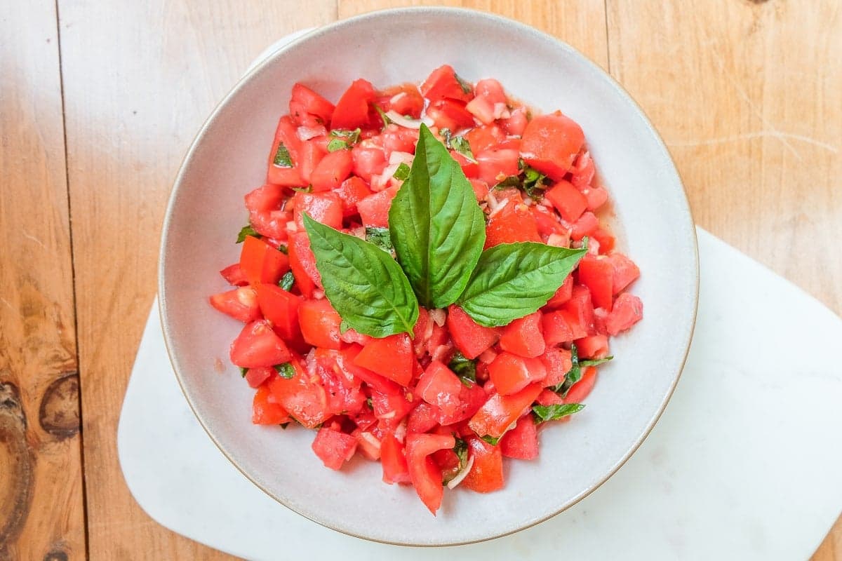 Salată de roșii germană (Tomatensalat)