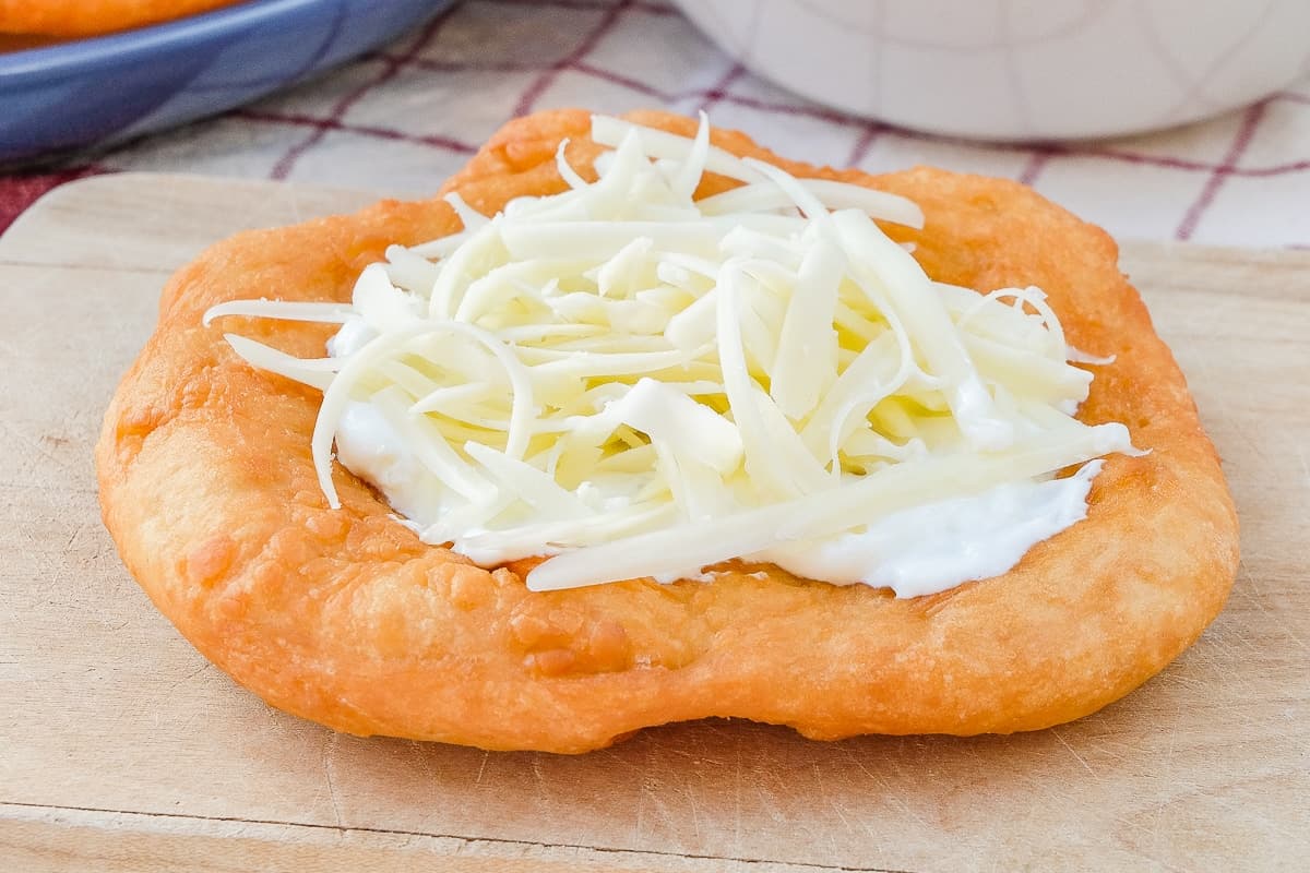 Lángos (Pâine prăjită maghiară)