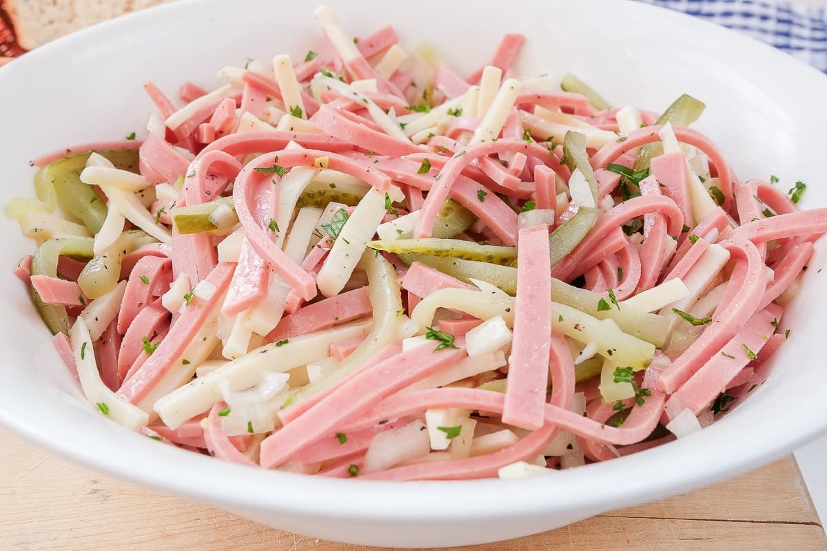 Wurstsalat (Salată de cârnați elvețieni/germani)