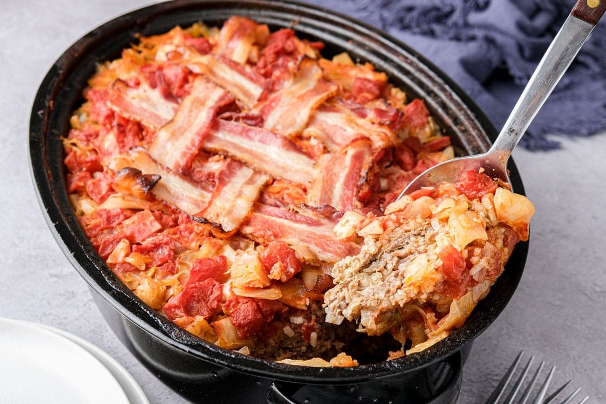 Casserolă cu varză și carne de vită și porc