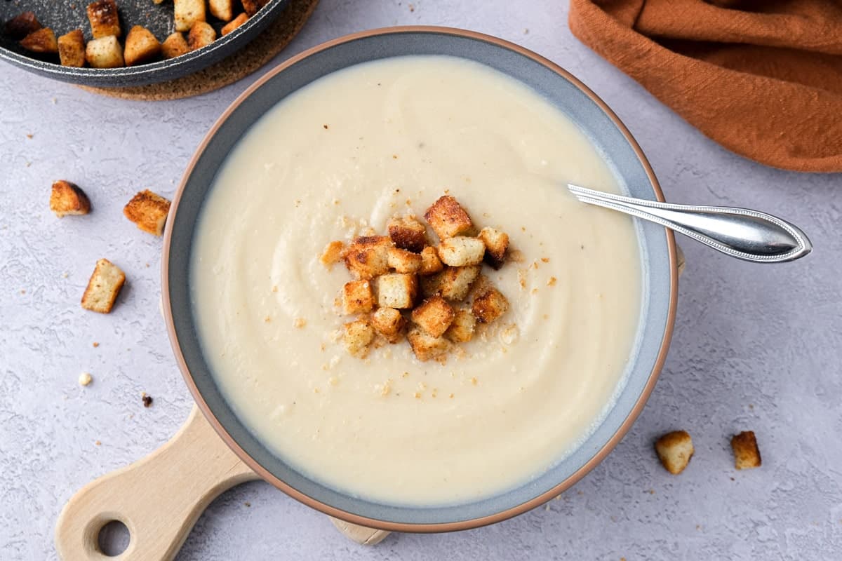 Supă de rădăcină de țelină