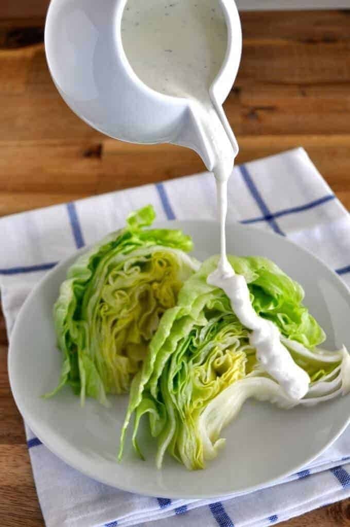 Sos Cremos cu Feta și Salată Iceberg