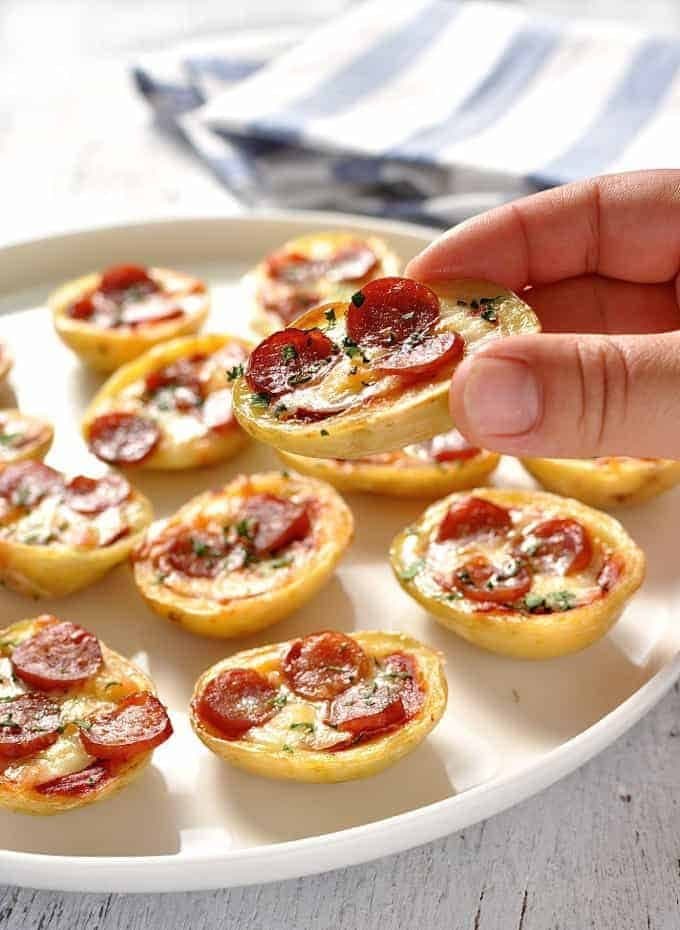 Mini Pizza în Cojile de Cartofi