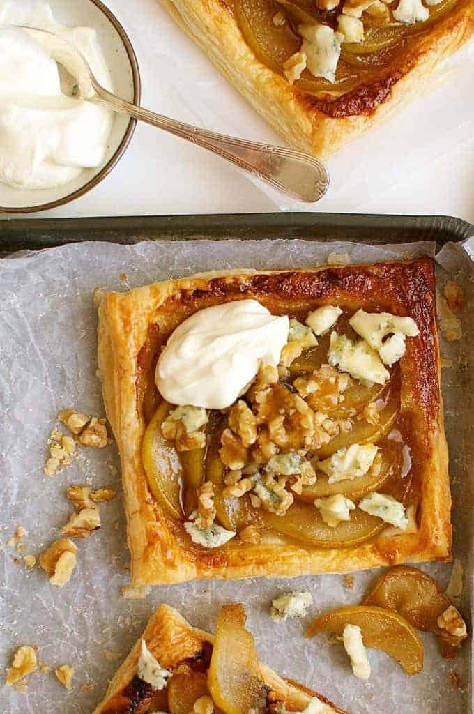 Tarte cu pere caramelizate și brânză albastră