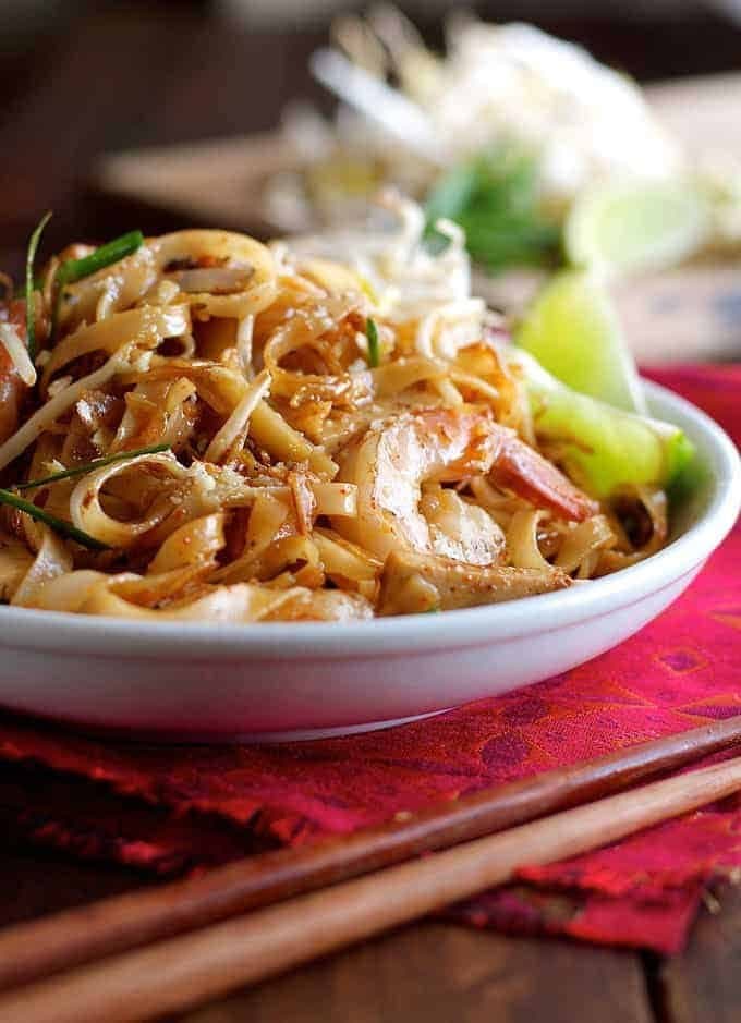 Shrimp/Prawn Pad Thai (Rețetă autentică din cartea de bucate Spice I Am)