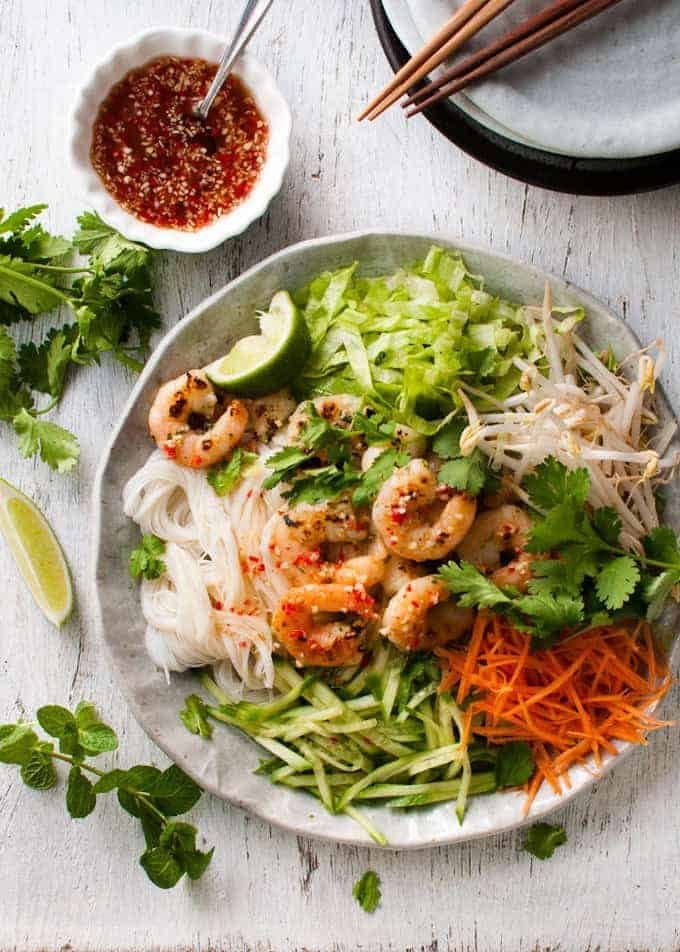 Salată de Creveți Garliți în Stil Vietnamez cu Noodle-uri