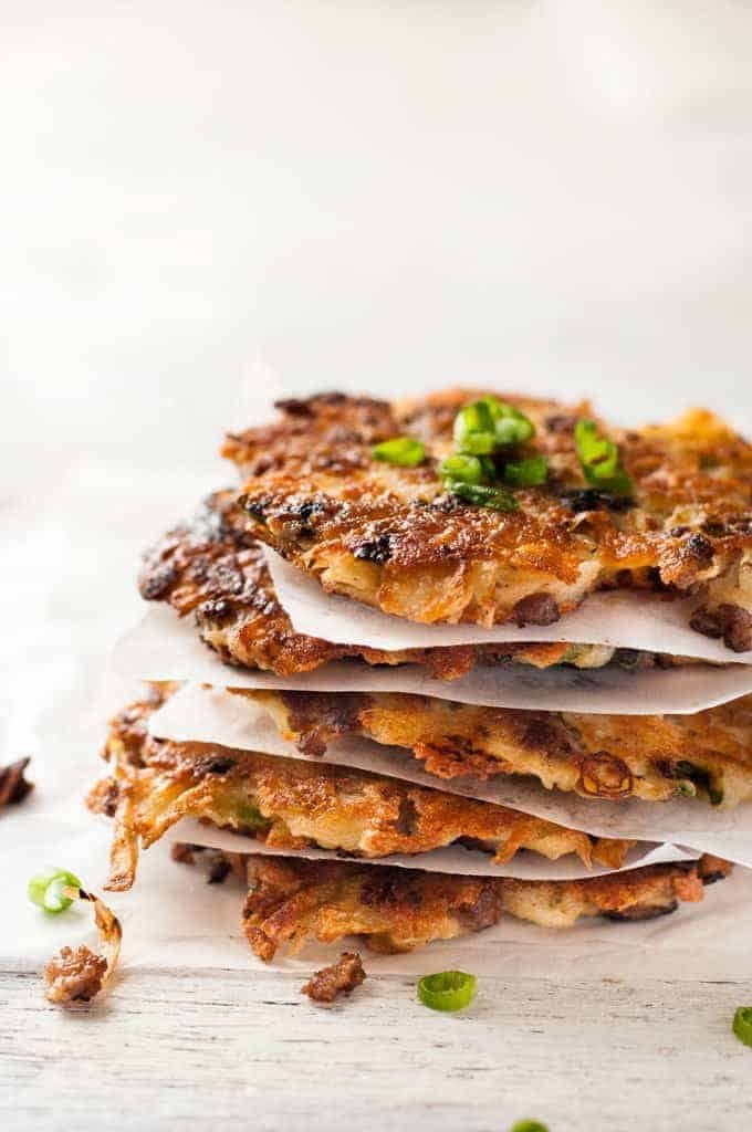 Hash Brownuri crocante cu cârnați și brânză