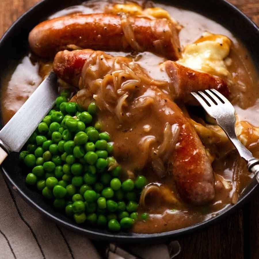 Bangers și Mash (Cârnați cu Sos de Ceapă)