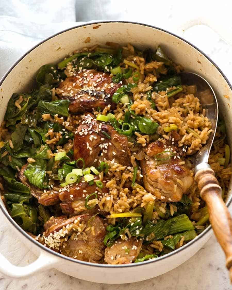 Pui chinezesc cu orez într-o oală