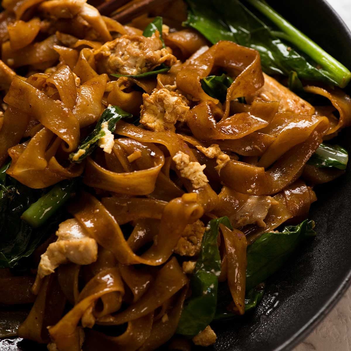 Pad See Ew - Noodle-uri thailandeze prăjite cu sos de soia