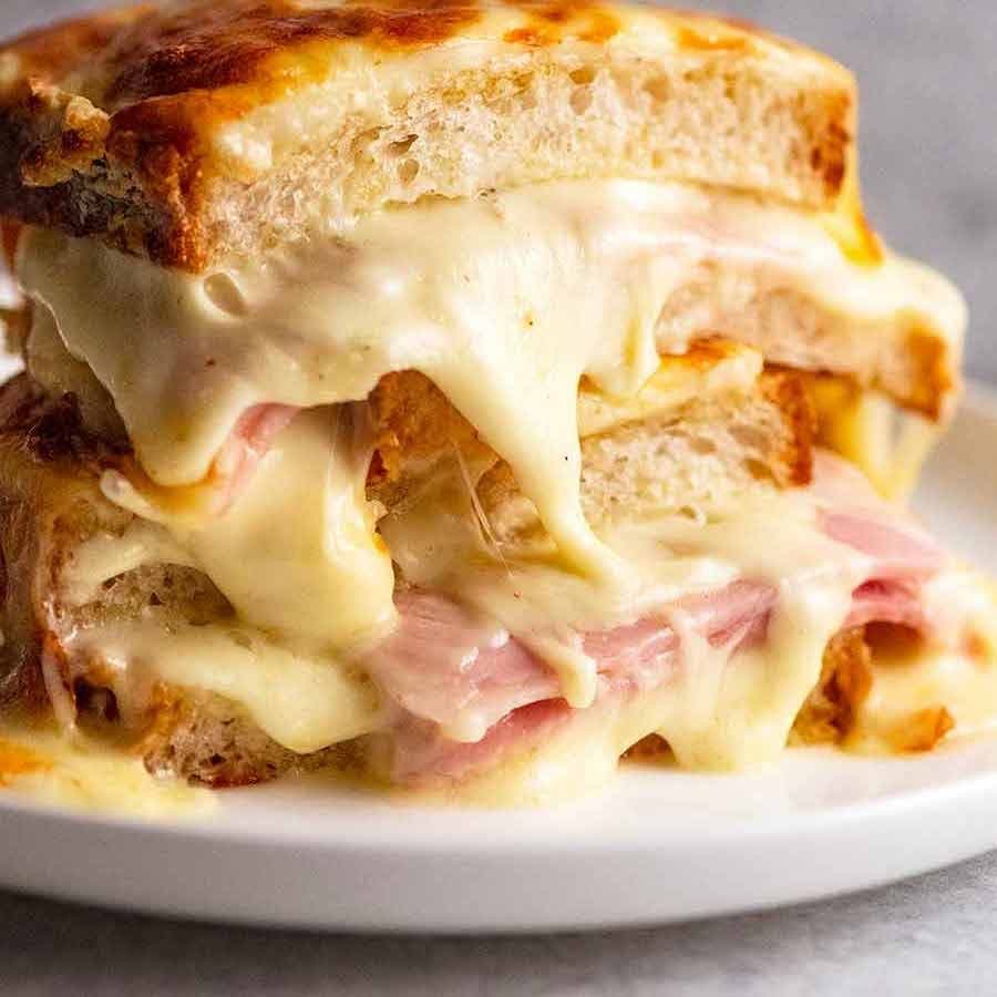 Croque Monsieur (Sandviș cald francez cu șuncă și brânză)