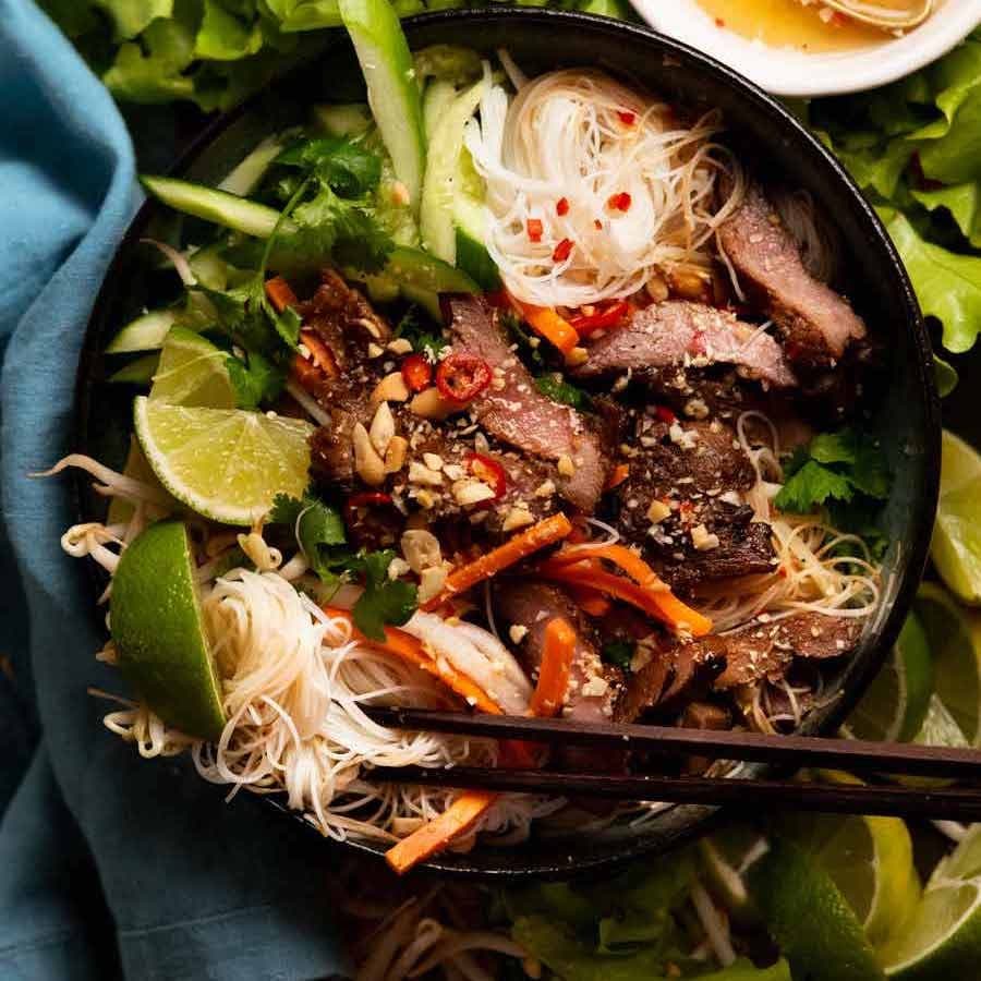 Boluri cu tăiței de porc vietnameze (Bun Thit Nuong)