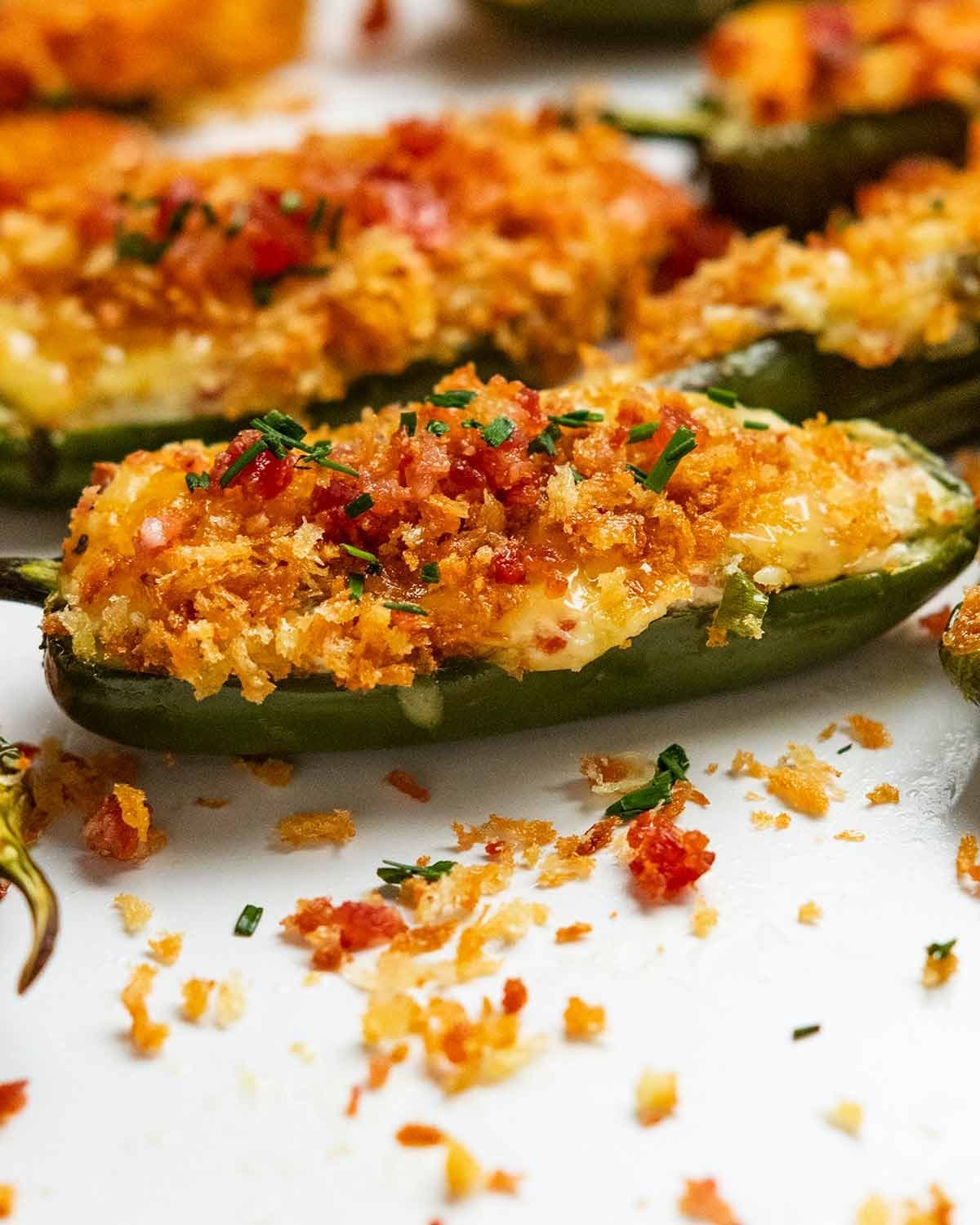 Jalapeño poppers cu umplutură de bacon, brânză cheddar și cremă