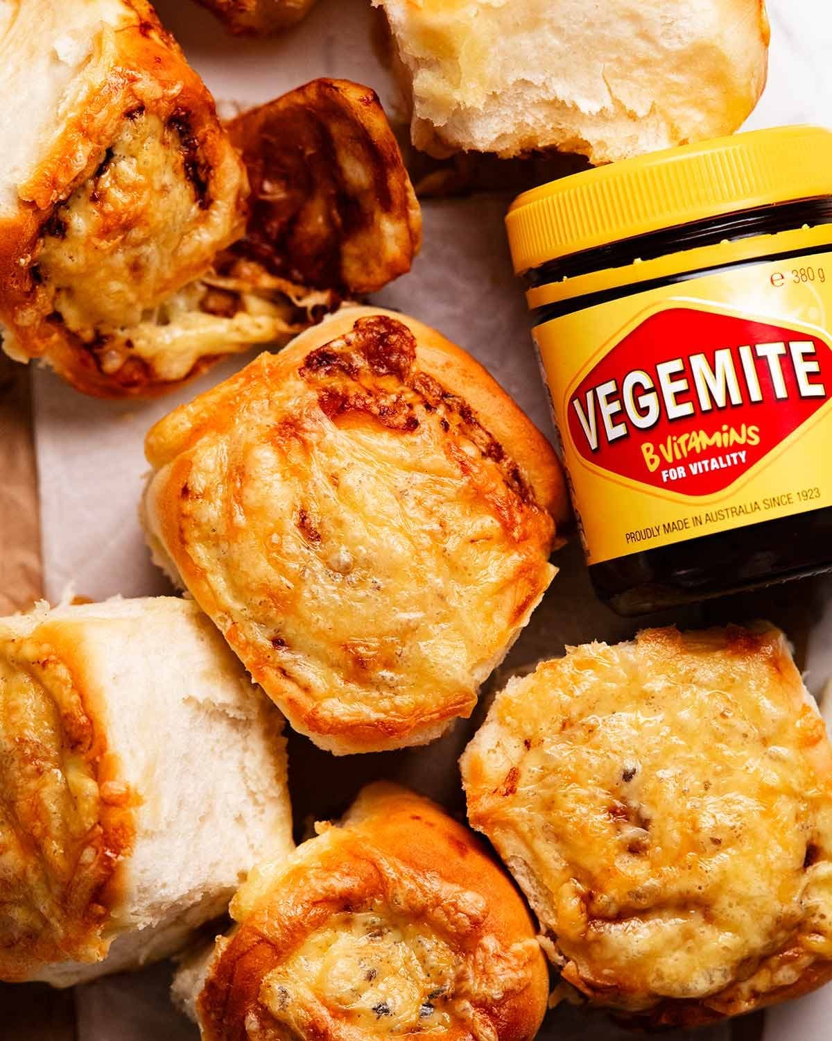 Cheesymite Scrolls (Cu Brânză și Vegemite!)