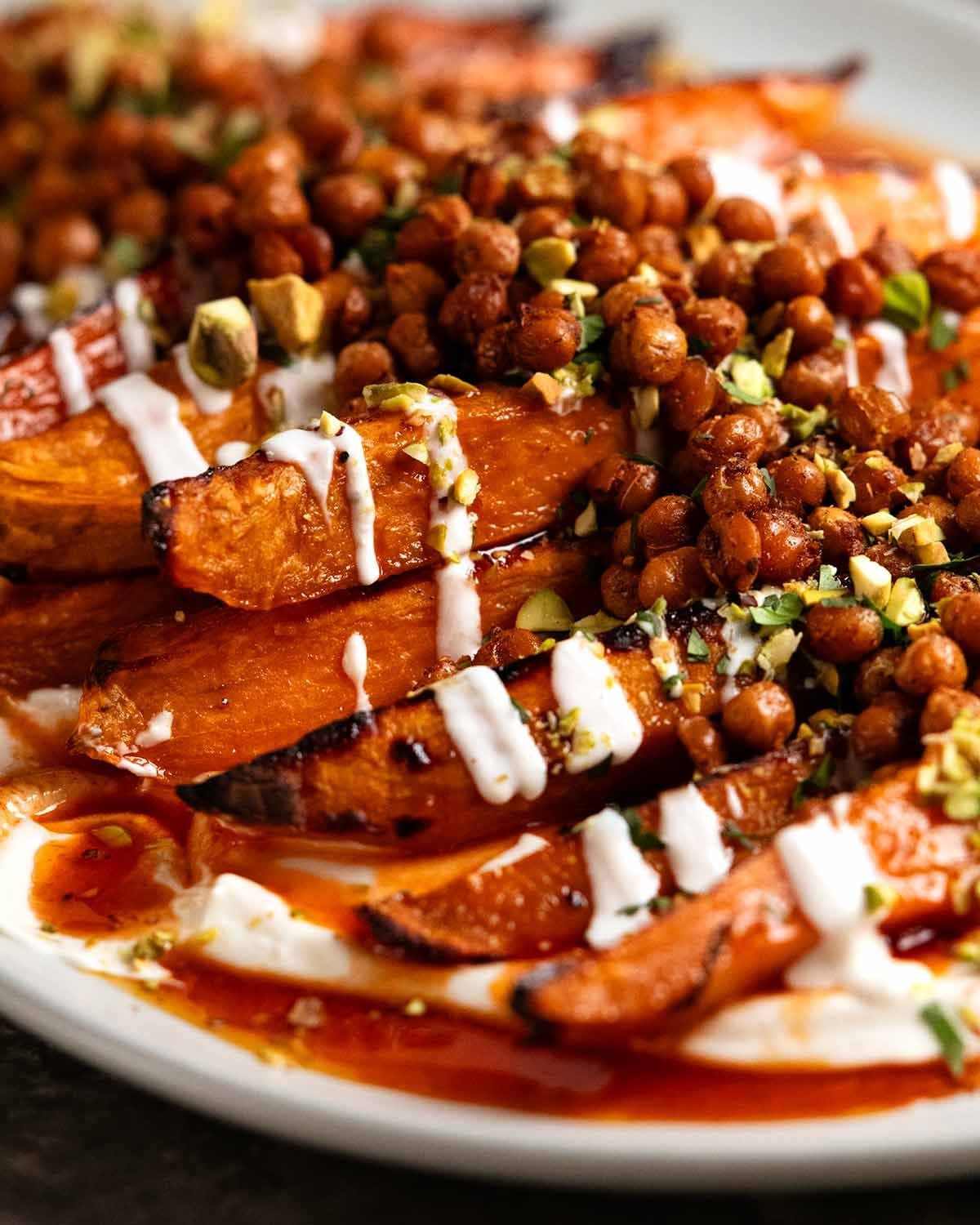 Salată de cartofi dulci cu sirop de arțar și tahini bătut, cu fasole crocantă și pistacii