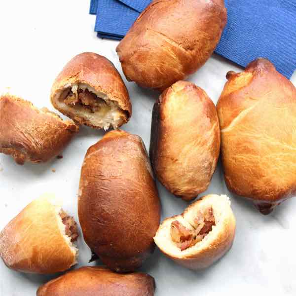 Pīrāgi (Pâine rotundă latviească umplută cu bacon și ceapă)