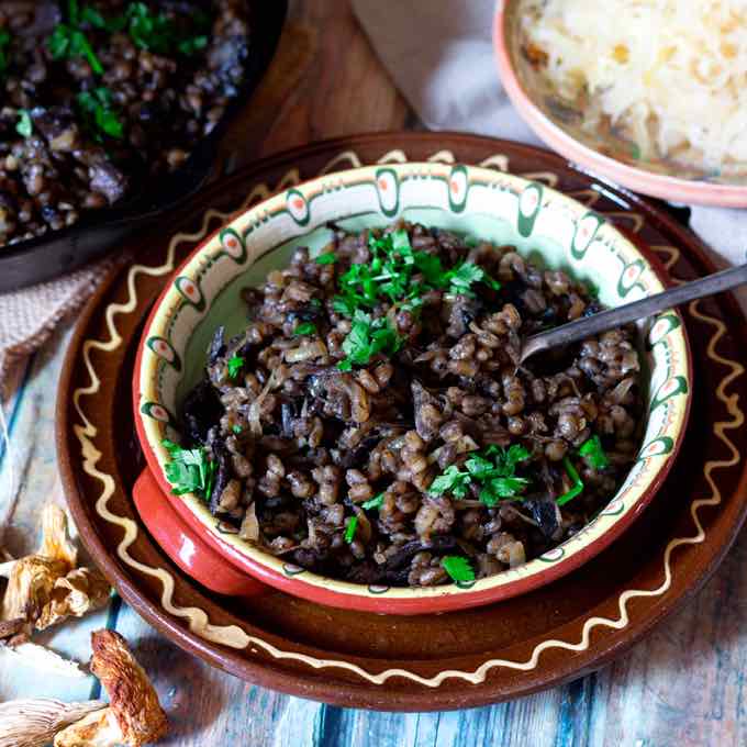 Houbový Kuba (Cuburi de ciuperci și orz cu condimente)