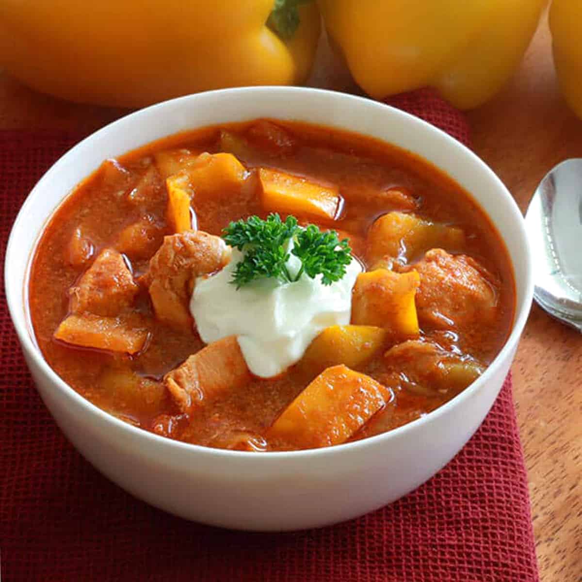 Goulash de Pui Stil Hungarian