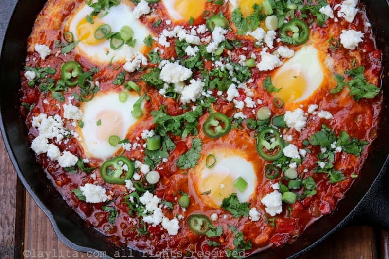 Shakshuka cu cârnați chorizo sau merguez
