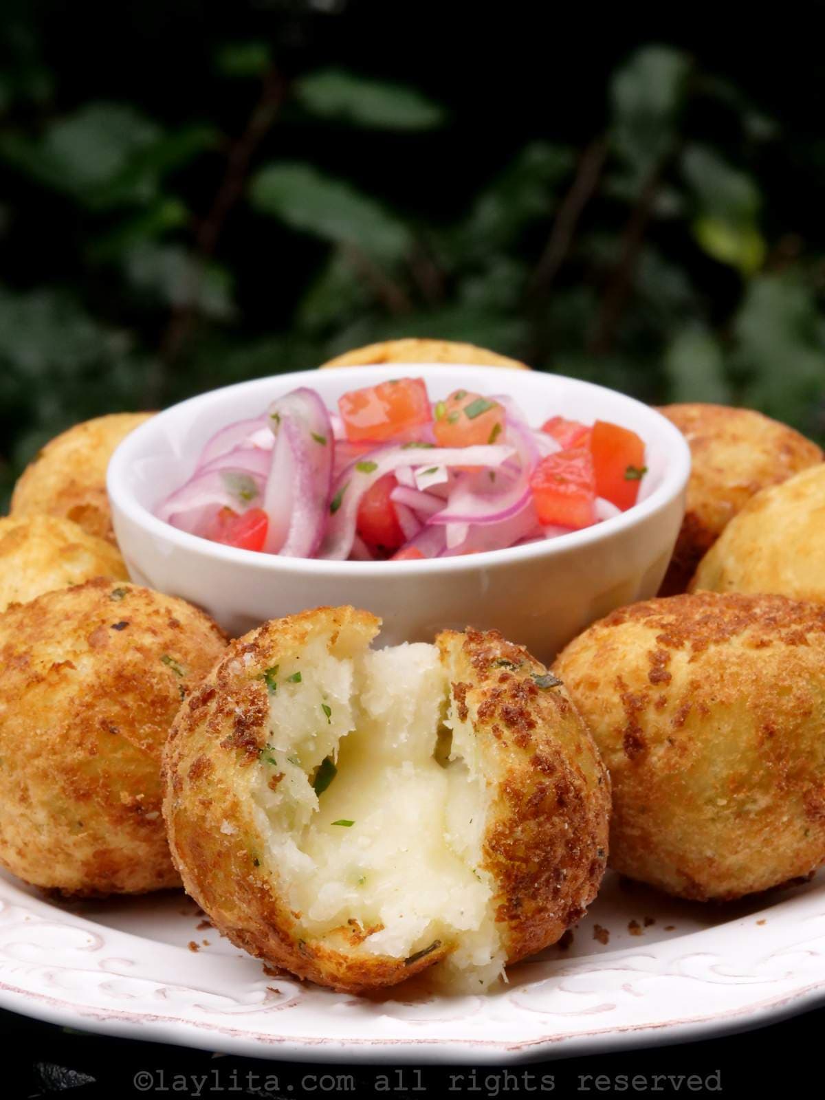 Bale de manioc brazilian umplute cu brânză (Bolinho de Macaxeira)