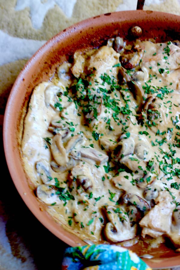 Piept de Pui cu Sos de Ciuperci (Pechuga con Salsa de Champiñones)