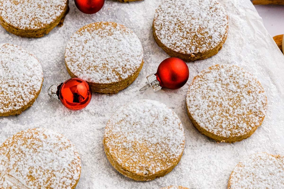 Polvorones (Biscuiți Spanioli Scurți cu Unt de Arahide și Scorțișoară)