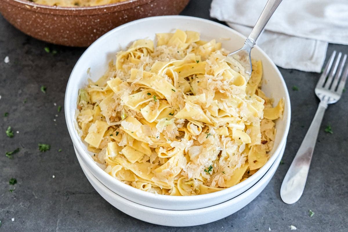 Noudle cu varză maghiară (Káposztás Tészta)