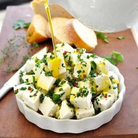 Feta Marinată cu Plante Aromate și Ardei Iute